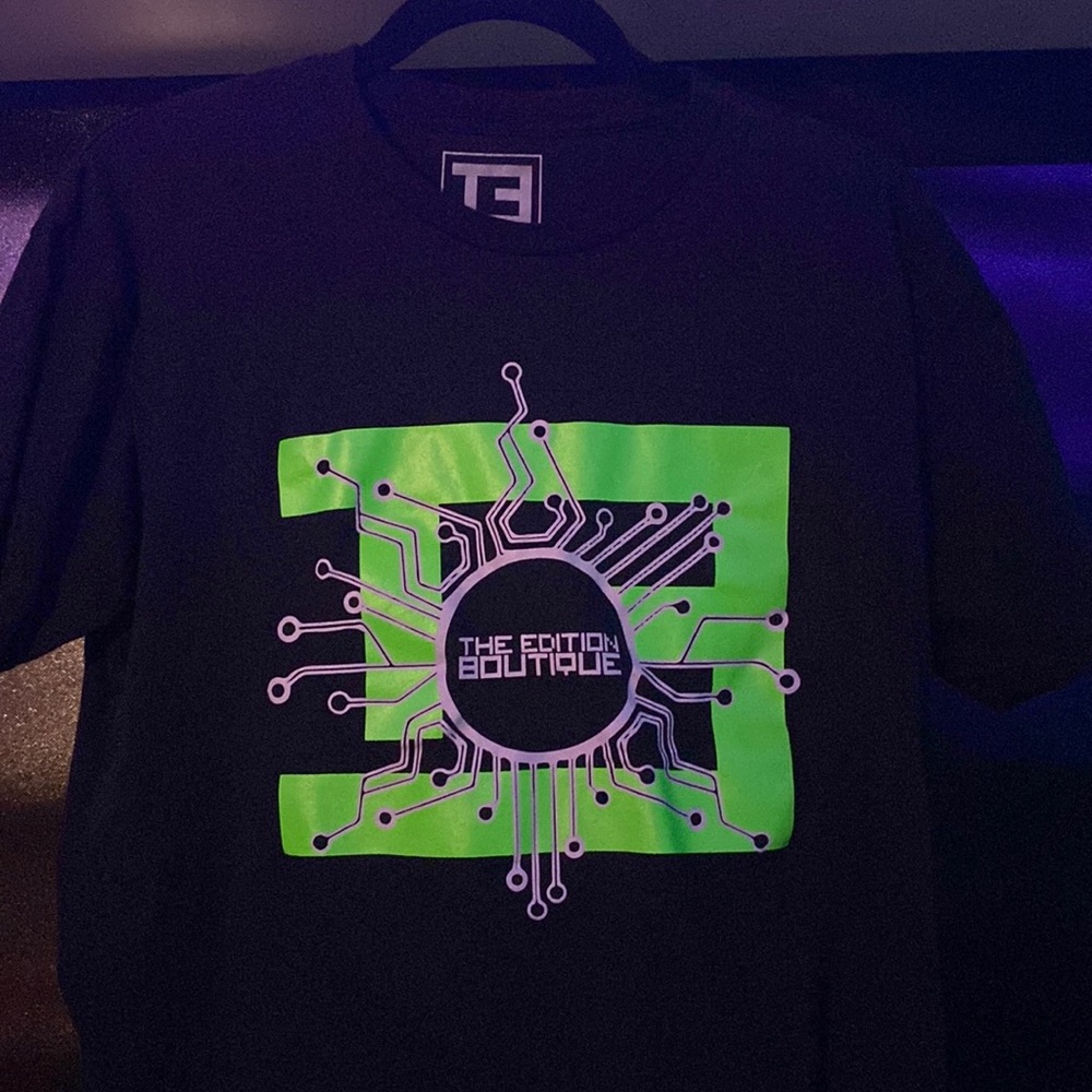 The Edition Boutique Graphic Tee size medium. Never worn. Brand new.